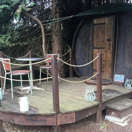 Charming 2-Bed Cabin In Domfront-En-Poiraie Perrou Exteriör bild