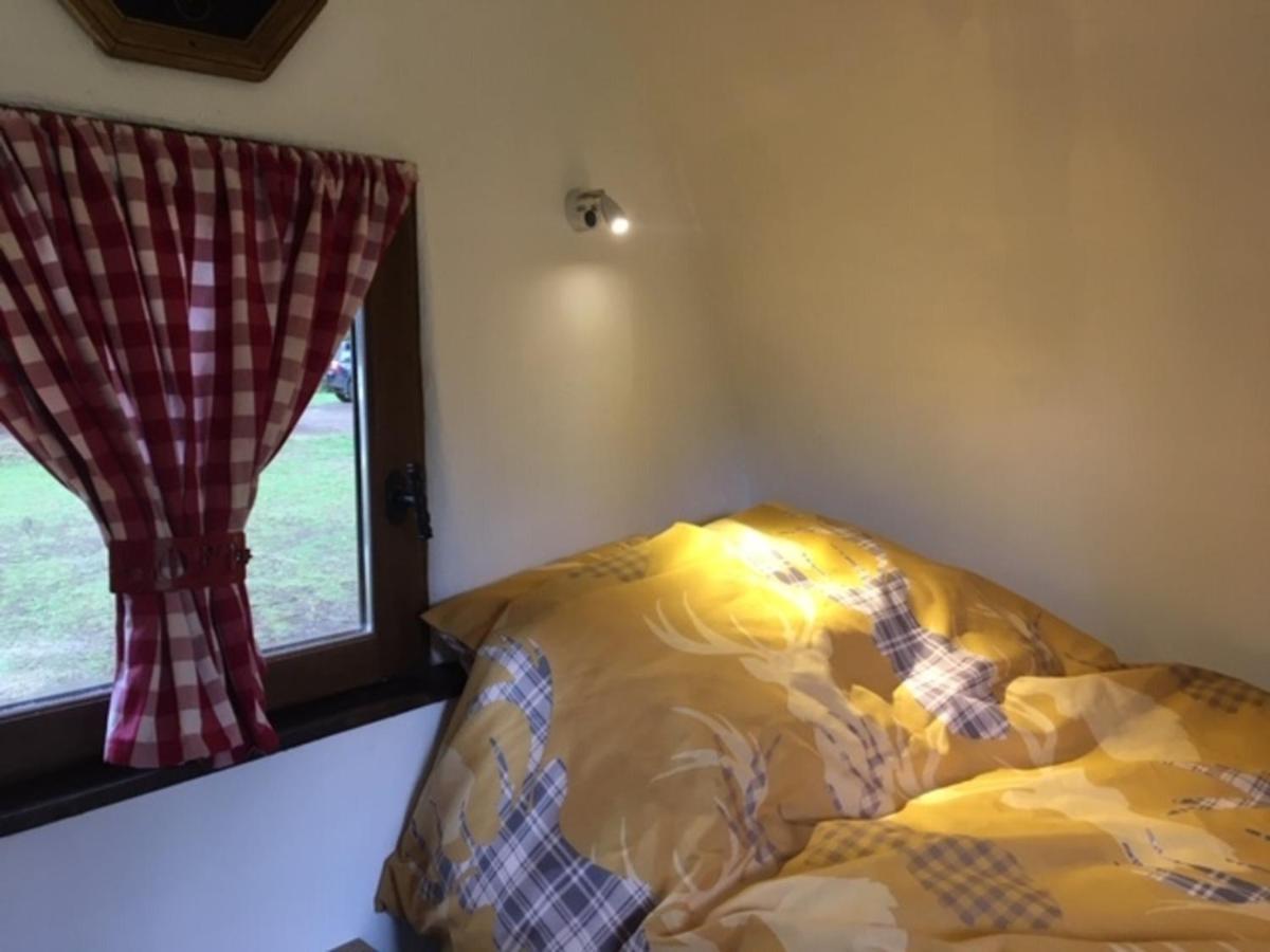 Charming 2-Bed Cabin In Domfront-En-Poiraie Perrou Exteriör bild